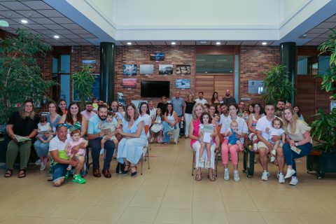 La alcaldesa junto a las familias beneficiarias de las últimas ayudas a la natalidad