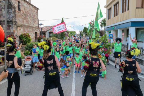 Pasacalles de las peñas y los pregoneros seguidos por decenas de vecinos