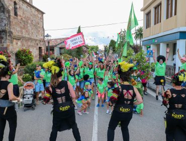 Pasacalles de las peñas y los pregoneros seguidos por decenas de vecinos