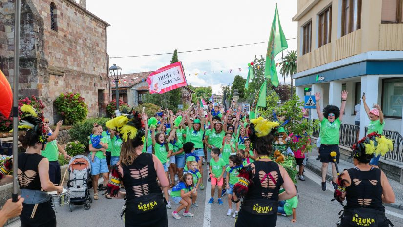 Pasacalles de las peñas y los pregoneros seguidos por decenas de vecinos