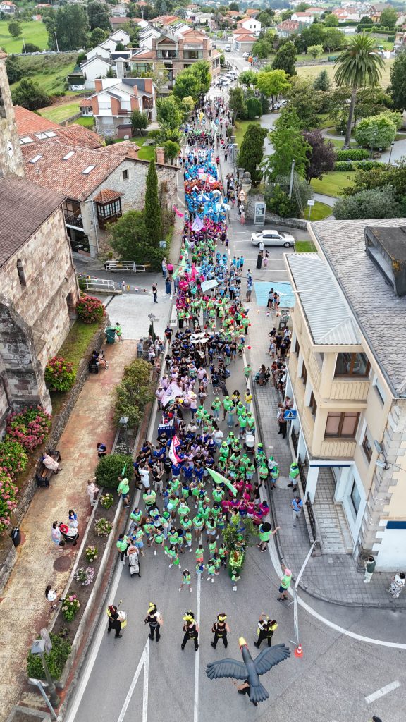 Pasacalles de las peñas y los pregoneros seguidos por decenas de vecinos