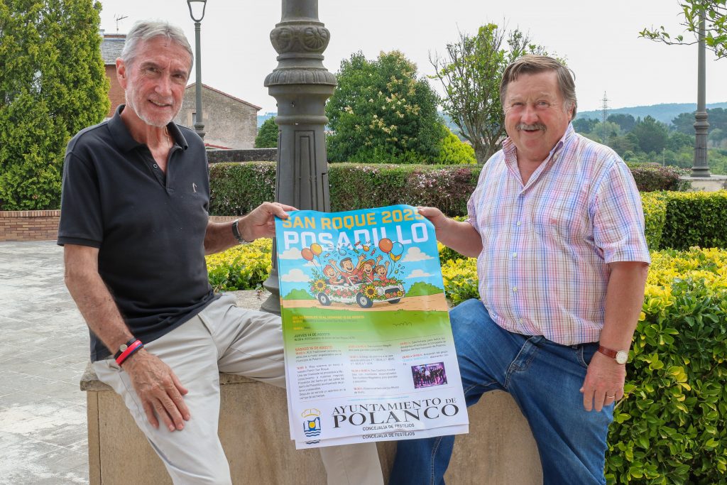 El concejal de Festejos, Fernando Sañudo (a la derecha), sostiene el cartel de la fiestas de Posadillo junto al primer teniente de alcalde, Avelino Rodríguez