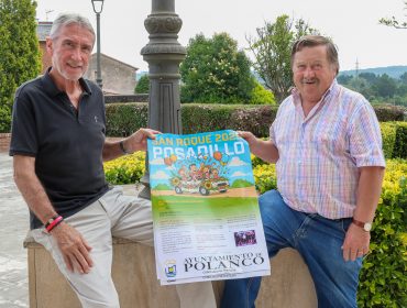 El concejal de Festejos, Fernando Sañudo (a la derecha), sostiene el cartel de la fiestas de Posadillo junto al primer teniente de alcalde, Avelino Rodríguez