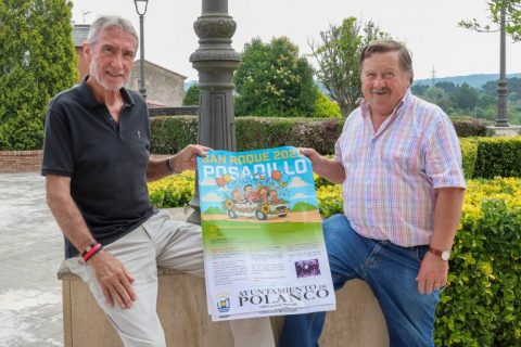 El concejal de Festejos, Fernando Sañudo (a la derecha), sostiene el cartel de la fiestas de Posadillo junto al primer teniente de alcalde, Avelino Rodríguez