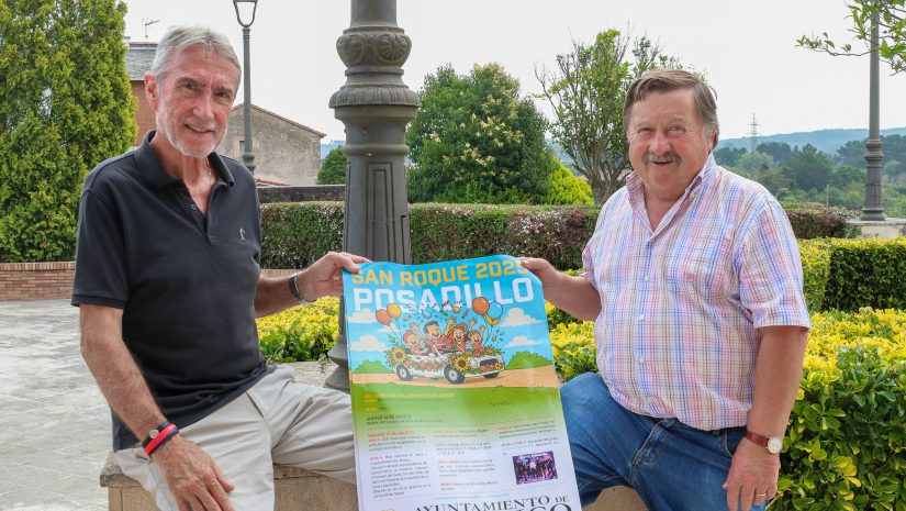 El concejal de Festejos, Fernando Sañudo (a la derecha), sostiene el cartel de la fiestas de Posadillo junto al primer teniente de alcalde, Avelino Rodríguez