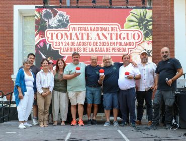 Ganadores de las distintas categorías de la Feria Nacional del Tomate Antiguo, junto a los tomateros mayores Irene Rodríguez Artieta y Antonio Vicente
