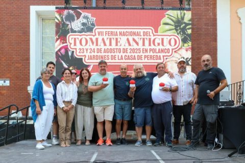 Ganadores de las distintas categorías de la Feria Nacional del Tomate Antiguo, junto a los tomateros mayores Irene Rodríguez Artieta y Antonio Vicente
