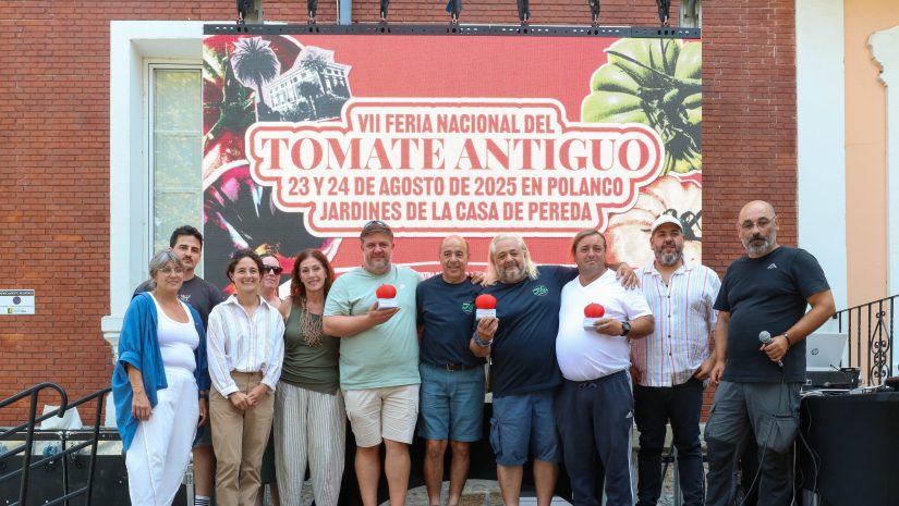 Ganadores de las distintas categorías de la Feria Nacional del Tomate Antiguo, junto a los tomateros mayores Irene Rodríguez Artieta y Antonio Vicente