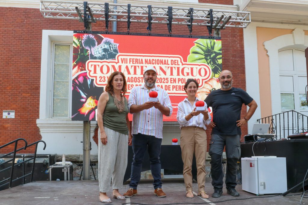 La alcaldesa con los Tomateros mayores