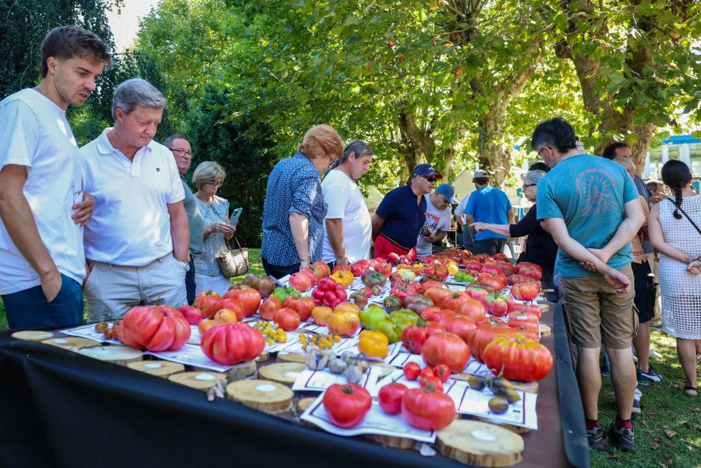 Aspecto de la feria con el público admirando los tomates presentados al concurso