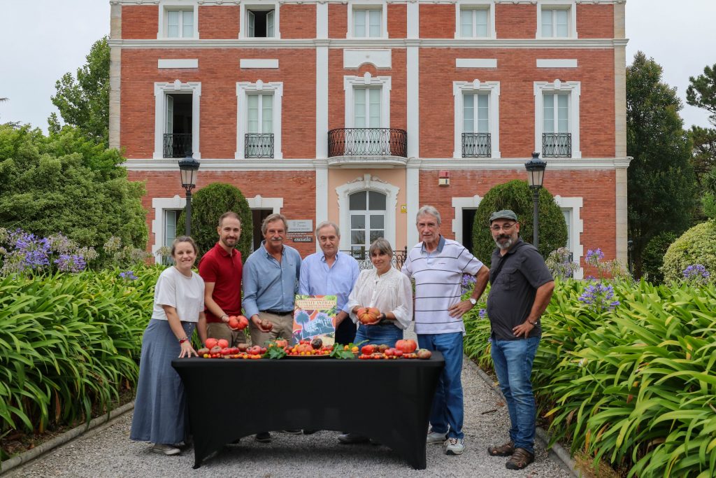 Representantes del Ayuntamiento de Polanco, de Costa Quebrada y de los organizadores en la presentación de la Feria Nacional del Tomate Antiguo