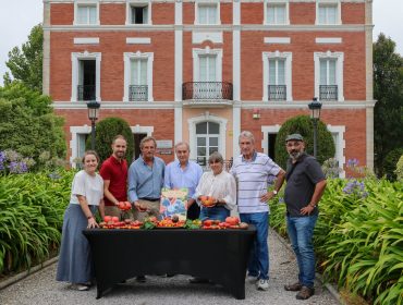 Representantes del Ayuntamiento de Polanco, de Costa Quebrada y de los organizadores en la presentación de la Feria Nacional del Tomate Antiguo