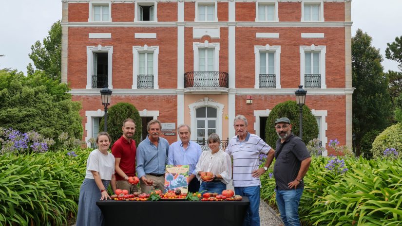 Representantes del Ayuntamiento de Polanco, de Costa Quebrada y de los organizadores en la presentación de la Feria Nacional del Tomate Antiguo