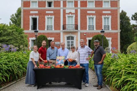 Representantes del Ayuntamiento de Polanco, de Costa Quebrada y de los organizadores en la presentación de la Feria Nacional del Tomate Antiguo