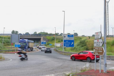 Tráfico en el acceso a la autovía A-67 desde la antigua carretera N-611 y la subida hacia Polanco