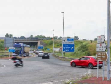 Tráfico en el acceso a la autovía A-67 desde la antigua carretera N-611 y la subida hacia Polanco