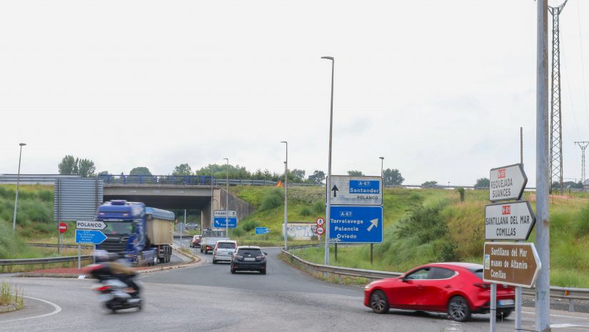 Tráfico en el acceso a la autovía A-67 desde la antigua carretera N-611 y la subida hacia Polanco