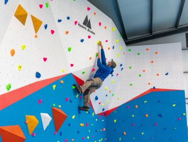 Prácticas de escalada en el rocódromo de Requejada