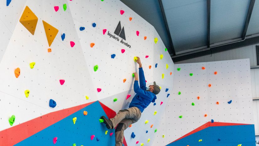 Prácticas de escalada en el rocódromo de Requejada