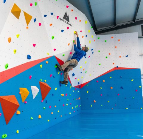 Prácticas de escalada en el rocódromo de Requejada
