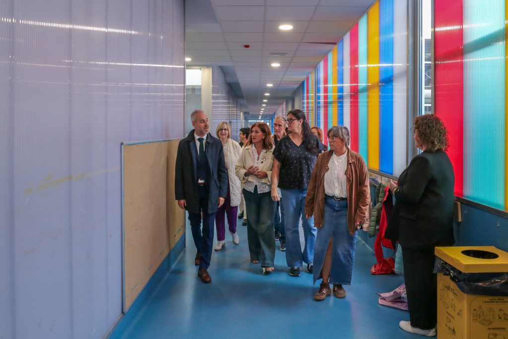 El consejero de Educación y la alcaldesa de Polanco durante la visita al centro