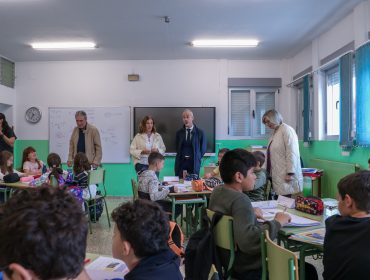 El consejero de Educación y la alcaldesa de Polanco durante la visita al centro