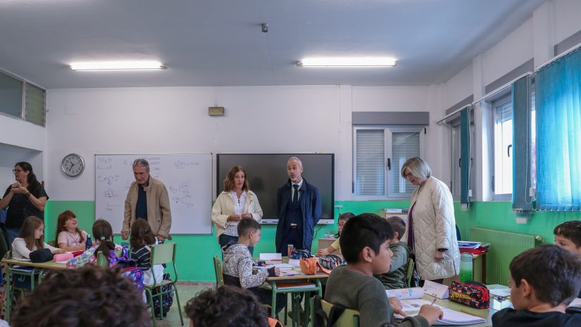 El consejero de Educación y la alcaldesa de Polanco durante la visita al centro