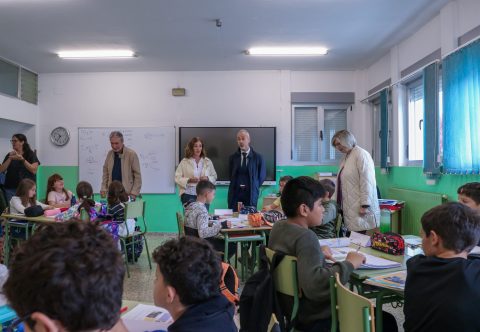 El consejero de Educación y la alcaldesa de Polanco durante la visita al centro