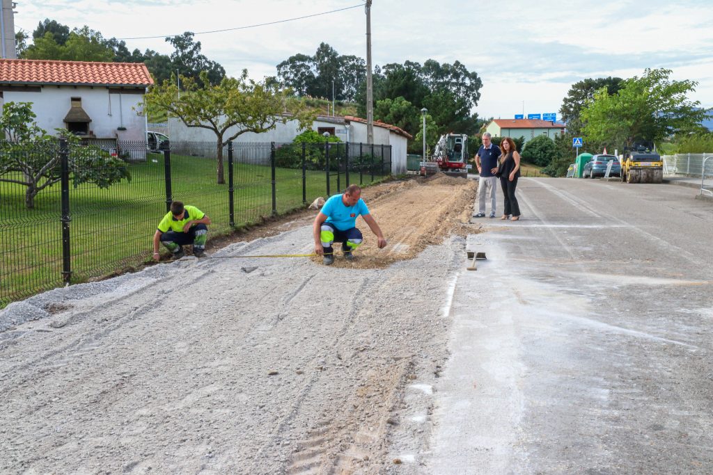 La alcaldesa y el concejal de Obras comprueban el desarrollo de los trabajos en Requejada