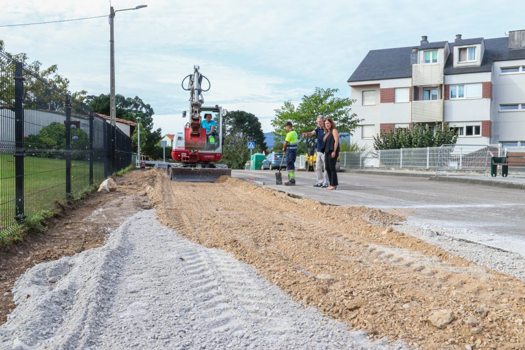 La alcaldesa y el concejal de Obras comprueban el desarrollo de los trabajos en Requejada