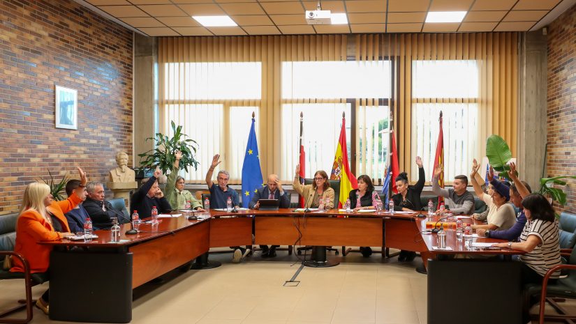 oncejales de PRC, PP y Vox votando a favor de la moción sobre las mejoras en la autovía