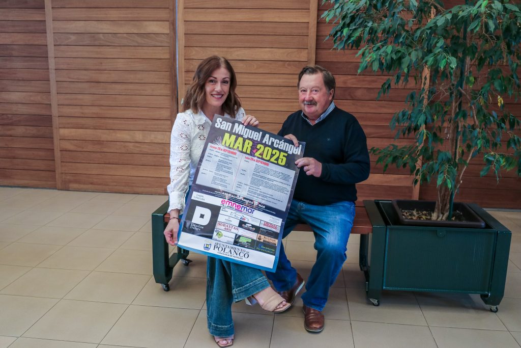 La alcaldesa, Rosa Díaz, y el concejal de Festejos, Fernando Sañudo Pérez, muestran el cartel anunciador de las fiestas.