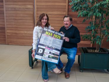 La alcaldesa, Rosa Díaz, y el concejal de Festejos, Fernando Sañudo Pérez, muestran el cartel anunciador de las fiestas.