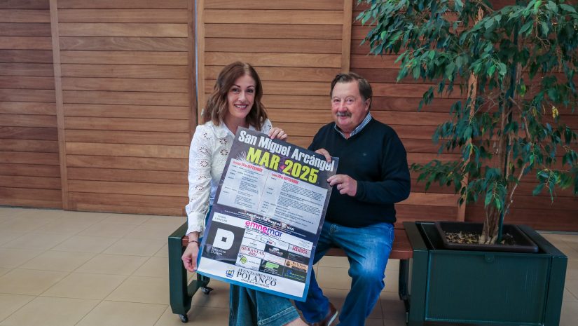 La alcaldesa, Rosa Díaz, y el concejal de Festejos, Fernando Sañudo Pérez, muestran el cartel anunciador de las fiestas.