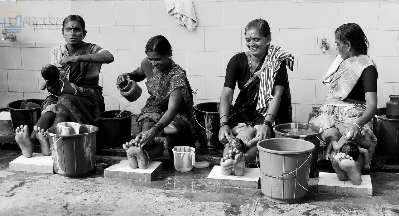 Abuelas lavando a conciencia