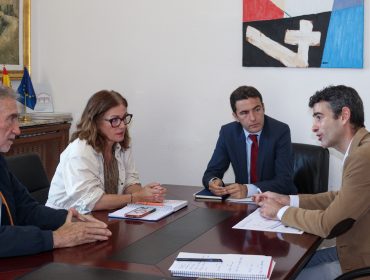 La alcaldesa de Polanco y el primer teniendo de alcalde en su reunión con el delegado del Gobierno en Cantabria
