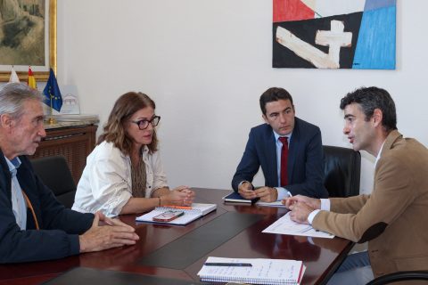 La alcaldesa de Polanco y el primer teniendo de alcalde en su reunión con el delegado del Gobierno en Cantabria