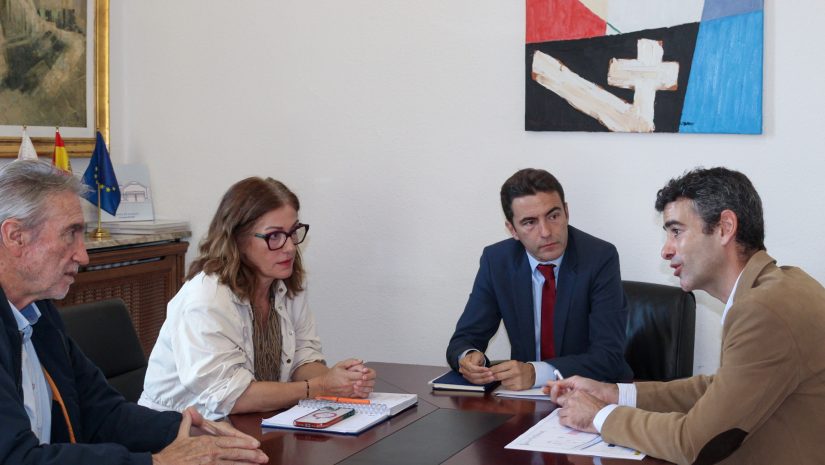 La alcaldesa de Polanco y el primer teniendo de alcalde en su reunión con el delegado del Gobierno en Cantabria