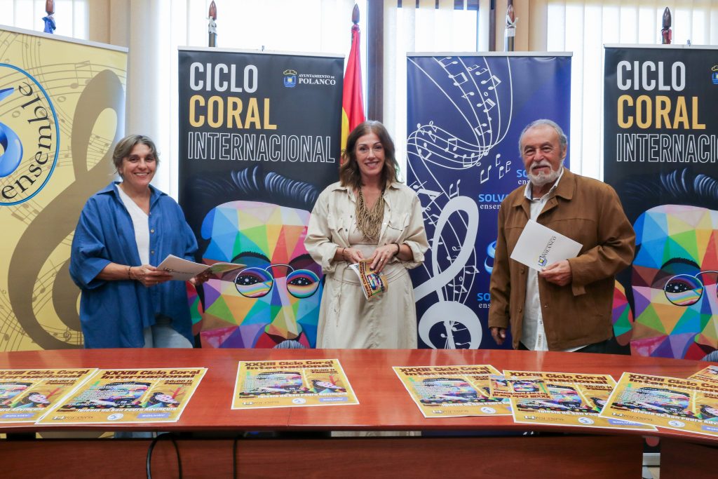 La alcaldesa de Polanco, Rosa Díaz; la concejal de Cultura, Alicia Martínez Bustillo; Y el portavoz de la organización del Ciclo, Hilario Oruña, durante la presentación del ciclo