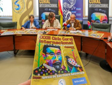 La alcaldesa de Polanco, Rosa Díaz; la concejal de Cultura, Alicia Martínez Bustillo; Y el portavoz de la organización del Ciclo, Hilario Oruña, durante la presentación del ciclo