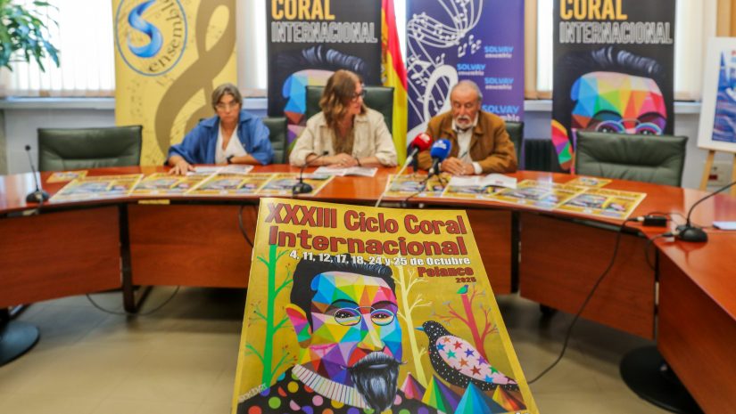 La alcaldesa de Polanco, Rosa Díaz; la concejal de Cultura, Alicia Martínez Bustillo; Y el portavoz de la organización del Ciclo, Hilario Oruña, durante la presentación del ciclo