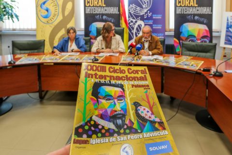 La alcaldesa de Polanco, Rosa Díaz; la concejal de Cultura, Alicia Martínez Bustillo; Y el portavoz de la organización del Ciclo, Hilario Oruña, durante la presentación del ciclo