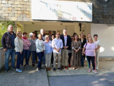 El consejero, la alcaldesa y alumnos asistentes al taller