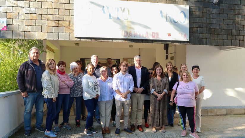 El consejero, la alcaldesa y alumnos asistentes al taller