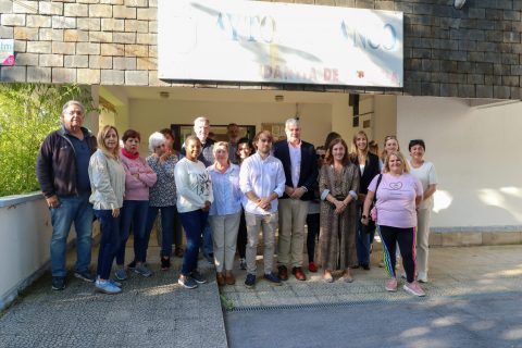 El consejero, la alcaldesa y alumnos asistentes al taller