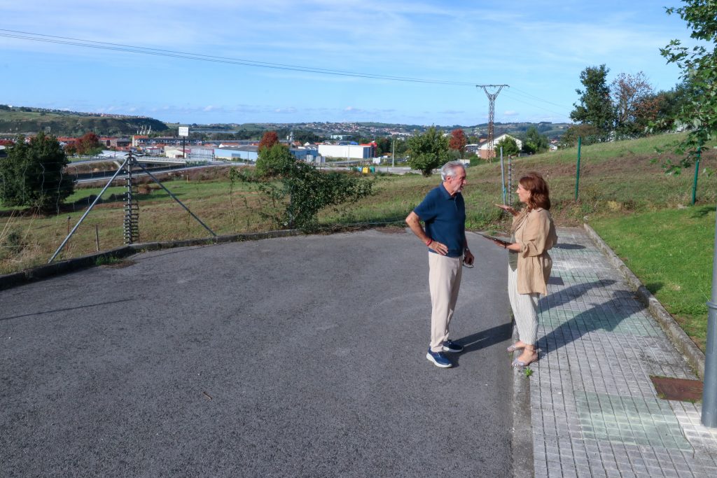 a alcaldesa y el concejal de Obras, Avelino Rodriguez Muriedas, analizan los planos de la nueva carretera desde su inicio en el barrio Menocal