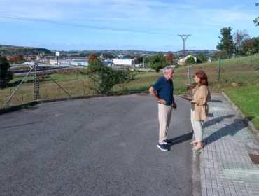 a alcaldesa y el concejal de Obras, Avelino Rodriguez Muriedas, analizan los planos de la nueva carretera desde su inicio en el barrio Menocal