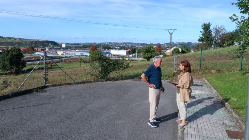 a alcaldesa y el concejal de Obras, Avelino Rodriguez Muriedas, analizan los planos de la nueva carretera desde su inicio en el barrio Menocal