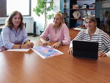 La alcaldesa, Rosa Díaz, junto a la concejal Alicia Martínez Bustillo ultiman la organización del Día del Recuerdo con una de las promotoras del encuentro regional