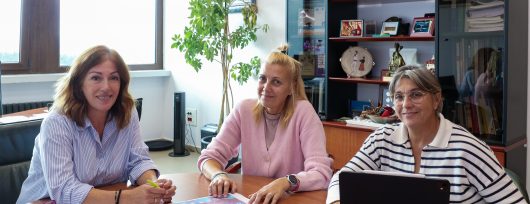 La alcaldesa, Rosa Díaz, junto a la concejal Alicia Martínez Bustillo ultiman la organización del Día del Recuerdo con una de las promotoras del encuentro regional